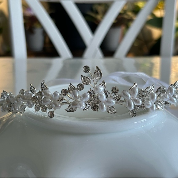 Accessories - Intricate Silver and White Floral Hair Accessory